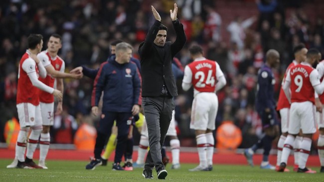 Arsenal's head coach Mikel Arteta claps after the Premier League soccer match between Arsenal and West Ham at the Emirates Stadium in London, Saturday, March 7, 2020. Arsenal won 1-0. (AP Photo/Matt Dunham)