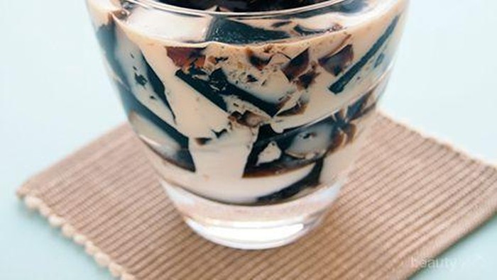 Tak Cuma Enak & Segar, Cincau Juga Punya Segudang Manfaat untuk Tubuh Saat Puasa