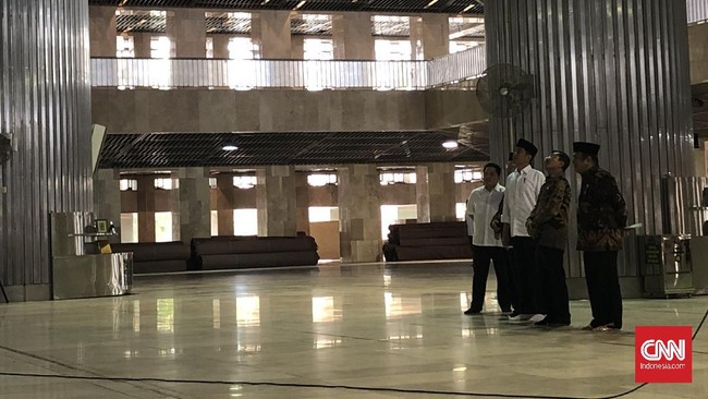 Presiden Jokowi meninjau proses sterilisasi Masjid Istiqlal yang dilakukan Polri, TNI, PMI, dan PT KAI, mencegah persebaran virus corona covid-19, Jumat (13/3).