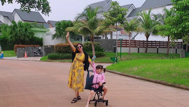 Ekspresi anak Yannie Kim saat mandi hujan untuk pertama kali sungguh lucu. Maklum ya, Bun, mereka ternyata enggak pernah melakukan hal itu di Korea.