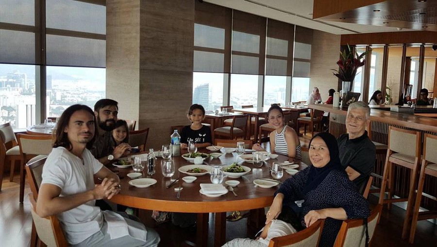 Makan Bersama Bunga Citra Lestari sangat dekat dan kompak dengan keluarga Ashraf Sinclair.