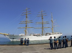 Jelang Launching Garuda di Lautku, KRI Dewaruci-KRI Bima Suci Tiba di Makassar