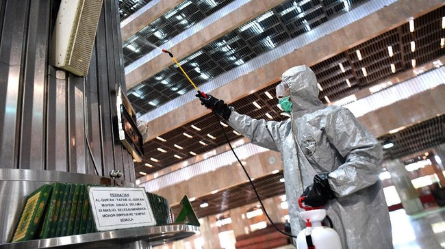 Masjid Istiqlal pekan ini tetap menggelar salat Jumat dan masih akan mengevaluasi perkembangan wabah corona hingga pekan depan.