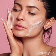 Kylie Jenner Rilis Skincare dengan Harga Terjangkau yang Bikin Wajah Glowing dan Sehat!