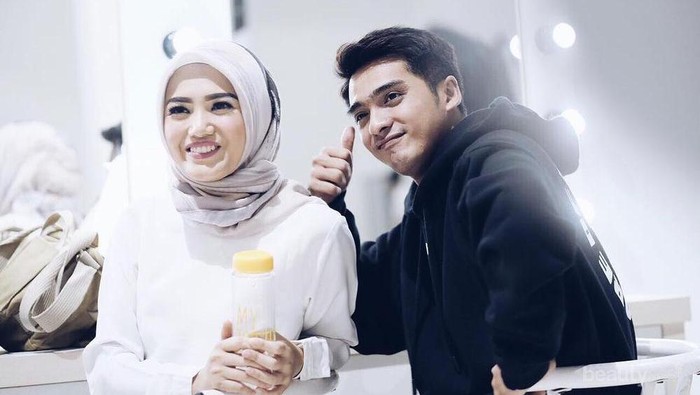 Lihat Cantiknya Istri Ricky Harun, Herfiza Novianti dalam Balutan Hijab Motif
