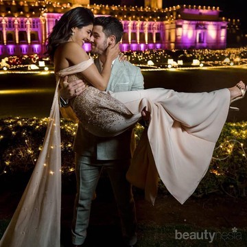 img-title Selalu Tampil Serasi, Ini 5 Gaya Nick Jonas dan Priyanka Chopra di Berbagai Acara