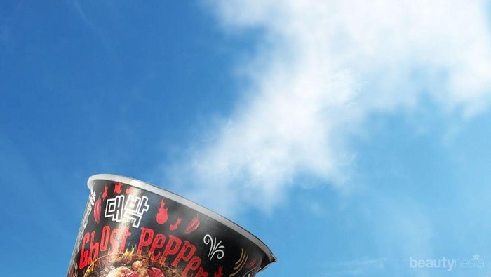 Mi Instan Hitam dari Malaysia dengan Cabai Terpedas di Dunia, Berani Coba?