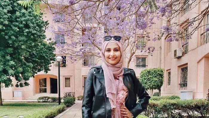 Tampil Lebih Classy, Coba Padu Padan Hijab dan Leather Jacket untuk Sehari-hari