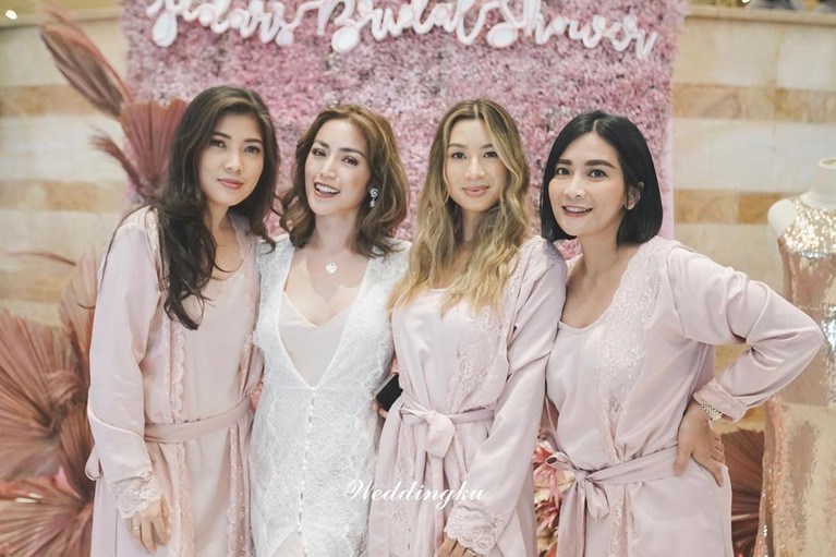 Mendekati hari pernikahan, Jessica Iskandar melangsungkan acara bridal shower bertema pink bersama sahabat-sahabatnya di JW Marriott Kamis (12/3).
