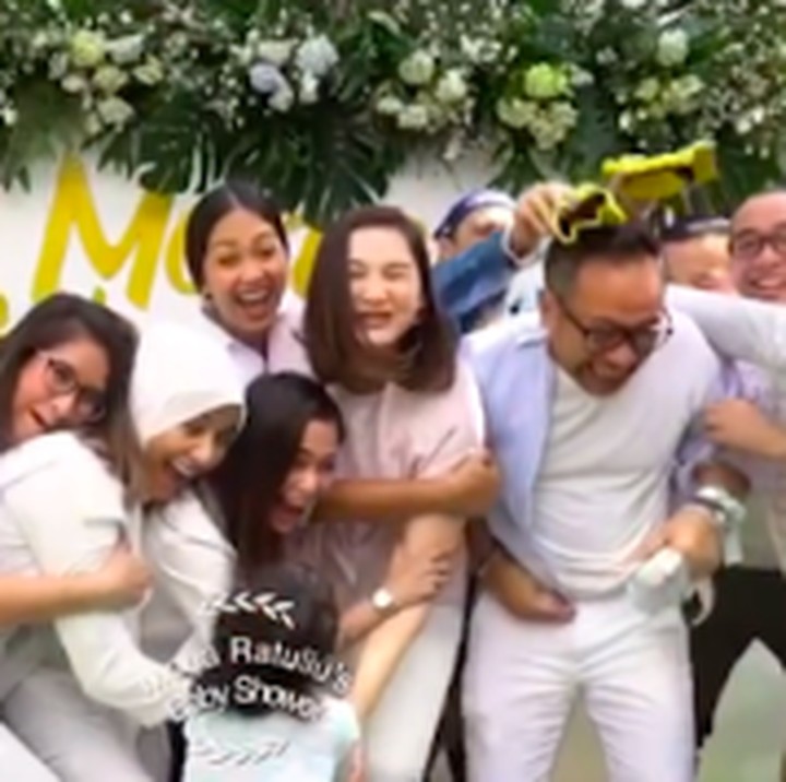 <p>Ini adalah kehamilan anak keempat Mona, Bun. (Foto: Instagram/@monaratuliu)</p>