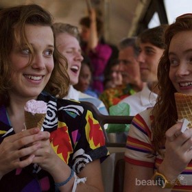 7 Fashion Item yang Wajib Dipakai untuk Tampilan Penuh Warna ala Pemain Stranger Things