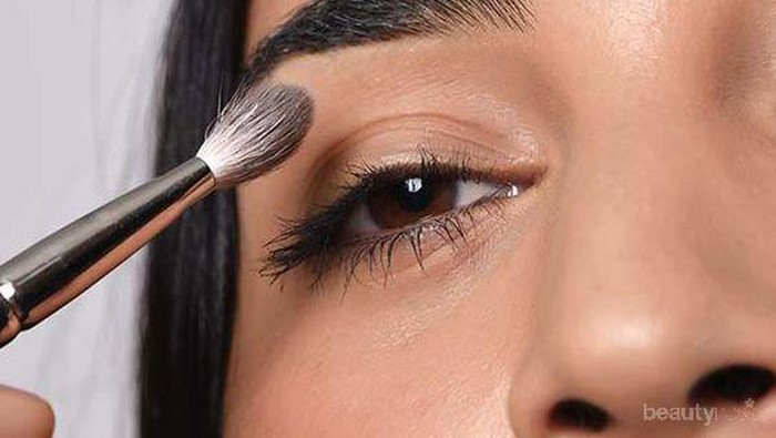 Panduan Pemula: 9 Tips Mudah Memakai Eyeshadow dari Makeup Artist