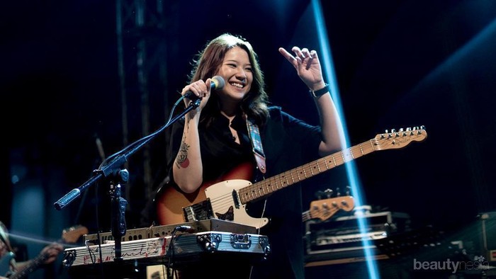 Pilihan Busana Penyanyi Indie Danilla Riyadi yang Suka Tampil Apa Adanya