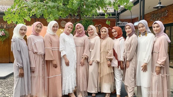 7 Model Gamis Pastel untuk Tampil Manis Saat Bukber