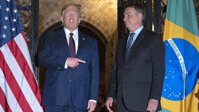 Presiden Brasil Jair Bolsonaro joget hanya pakai kolor jelang Pilpres Brasil dan diunggah di medsos, Donald Trump menimbrung berkomentar.