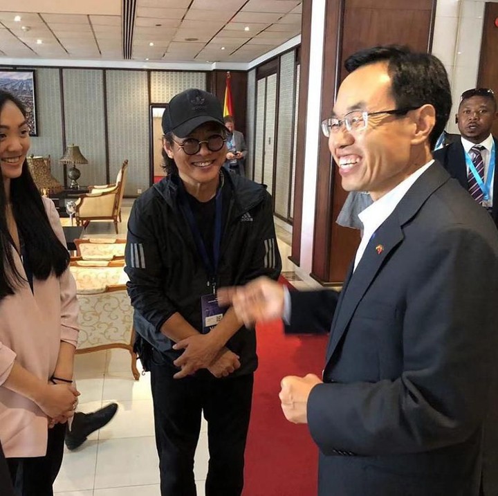 <p>Jet Li merupakan sosok ayah yang dekat dengan anaknya. Akhir tahun lalu, dia mengajak Jane ke Afrika untuk menghadiri acara Africa Netpreneur Prize. (Foto: Instagram @jetli)</p>