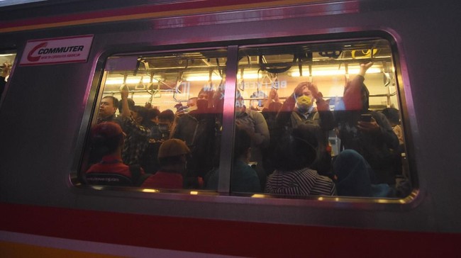 Jaga jarak antarpenumpang diimbau dilakukan di transportasi umum untuk mencegah penularan virus corona (Covid-19).