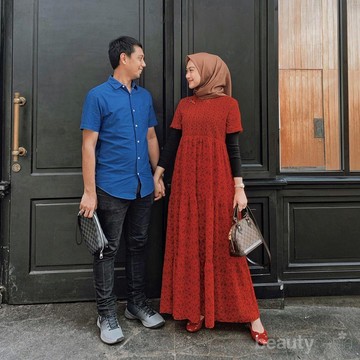 6 Pilihan Dress Hijab Warna Merah untuk Tampil Cantik ke Pesta Pernikahan