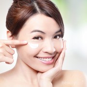 Seberapa Penting dan Sejak Kapan Perlu Menggunakan Krim Mata?