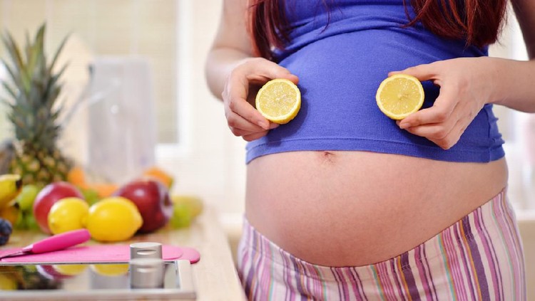 Untuk meredakan mual, sebagian ibu hamil mengonsumsi obat alami rumahan, salah satunya buah lemon. Namun, Bunda perlu tahu batasan dan risiko konsumsi lemon.