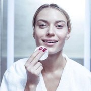 5 Rekomendasi Micellar Water Bagus untuk Kulit Wajah Berminyak
