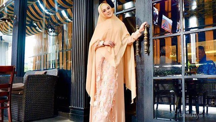 Tampil Cantik dan Anggun di Acara Iftar dengan Model Gamis Syar'i Mulan Jameela