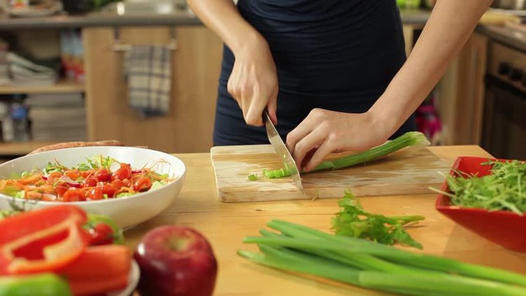 Ketimbang makan atau membeli makanan di luar rumah, lebih baik masak sendiri yuk, Bun. Selain lebih hemat juga lebih sehat.