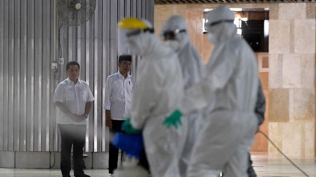 PRESIDEN TINJAU PEMBERSIHAN MASJID ISTIQLAL Presiden Joko Widodo (kedua kiri) didampingi Menteri BUMN Erick Thohir meninjau pembersihan Masjid Istiqlal dengan cairan desinfektan di Jakarta Pusat, Jumat (13/3/2020). Pembersihan oleh petugas gabungan tersebut untuk mencegah penyebaran COVID-19 di lingkungan Masjid Istiqlal. ANTARA FOTO/Sigid Kurniawan/ama.