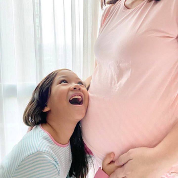 <p>Peluk sayang sang calon kakak buat si adik. Sweet! (Foto: Instagram/@monaratuliu)</p>