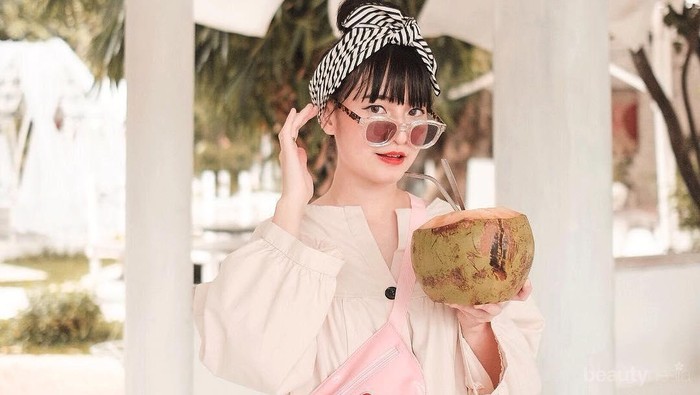 Tampil Lebih Muda bak ABG dengan Style Headband Gemas ala Cherry Dreamy