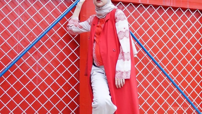 Tampil Percaya Diri dengan Outfit Warna Kuning, Oranye, dan Merah Saat Hamil ala Marsha Natika