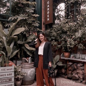 Trik Mix and Match Palazzo Pants ala Selebgram Vira Octavira untuk Outfit Sehari-hari