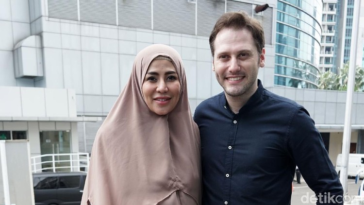 Cinta Penelope dan suaminya, Taha Gokan, saat ditemui di studio Trans TV.