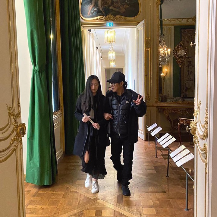 <p>Di sela kesibukannya, Jet Li menemani si bungsu Jade mengunjungi museum. Sweet ya, Bun. (Foto: Instagram @jetli)</p>