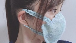 Kreatif, Model Jepang Ini Ubah Pakaian Dalam Jadi Masker Wajah