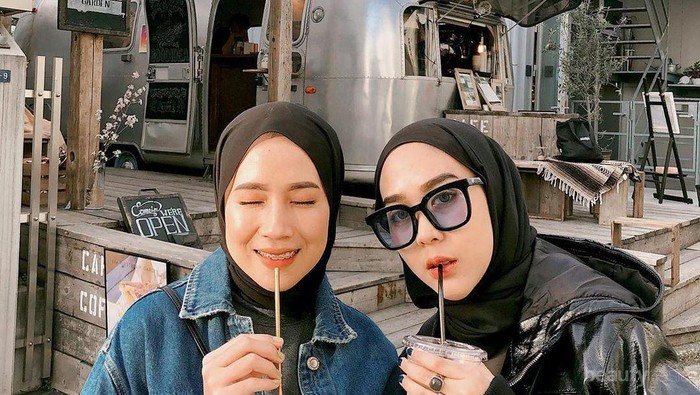 Adu Gaya Dua Sahabat Hijabers, Ameliaelle vs Strngrrr, Mana yang Paling Kece?