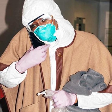 Lebay Banget, Naomi Campbell Pakai Baju Hazmat di Bandara