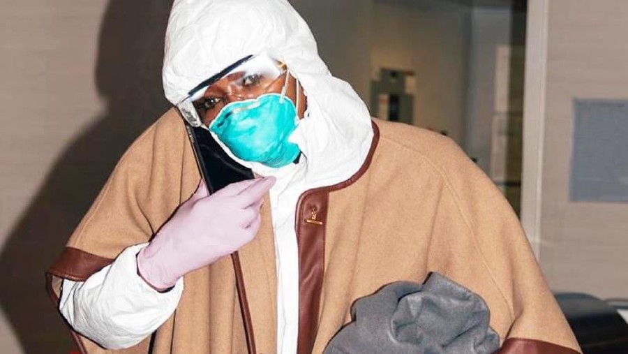 Khawatir terinfeksi virus corona, supermodel senior Naomi Campbell mengenakan pakaian hazmat di bandara.