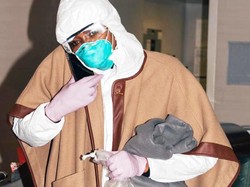 Lebay Banget, Naomi Campbell Pakai Baju Hazmat di Bandara