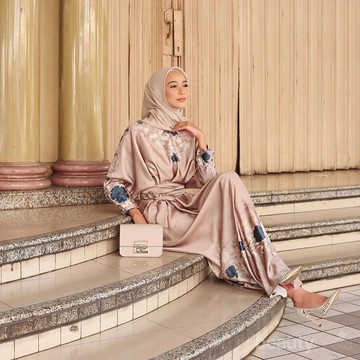 Bosan dengan Kebaya? Coba 7 Model Floral Dress Cantik untuk Kondangan Weekend Ini!