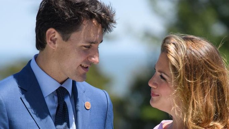 Istri PM Kanada Justin Trudeau, Sophie Gregoire Trudeau diketahui positif virus corona. Simak sosok Sophie yang kerap mendampingi suaminya ini, Bun.