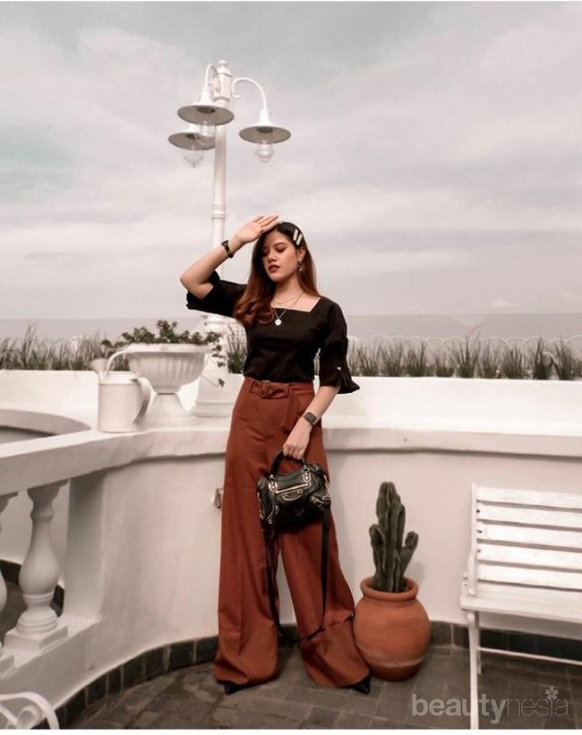 Celana Palazzo untuk Tampil Edgy ala Vira Octavira