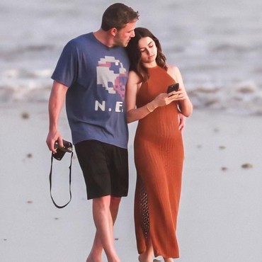 Kepergok Ciuman di Pantai, Ben Affleck dan Ana de Armas Pacaran?