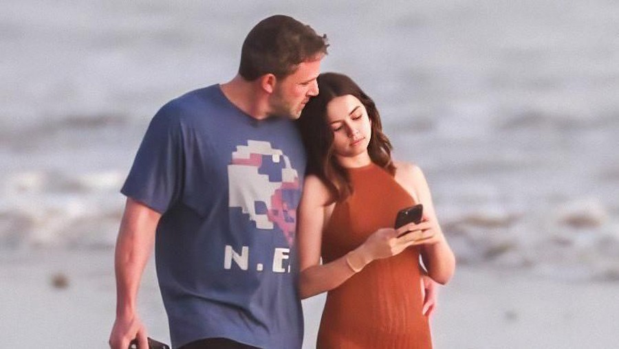 Ben Afflek dan Ana de Armas kepergok ciuman di pinggir pantai di Kuba. Apakah mereka berpacaran?