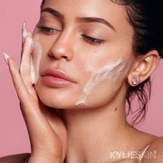 Cuci Muka ala Kylie Jenner Dianggap Menyesatkan, Ini Menurut Dokter Kulit