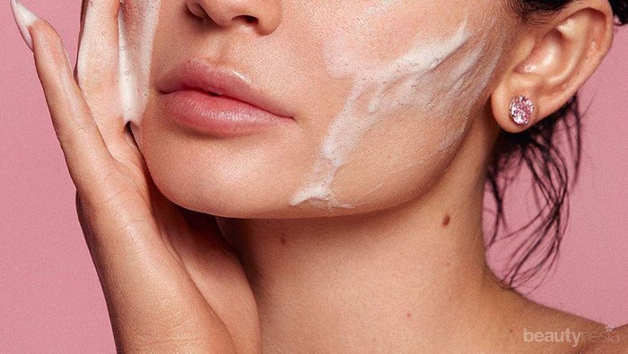 Cuci Muka ala Kylie Jenner Dianggap Menyesatkan, Ini Menurut Dokter Kulit