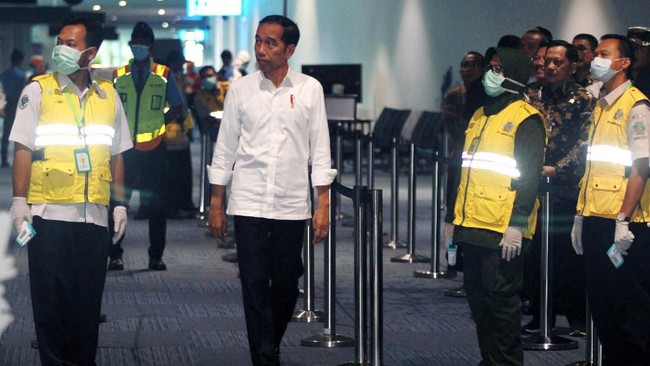 Jokowi menduga percepatan mudik yang sempat terjadi karena penghasilan pekerja sektor informal merosot drastis.