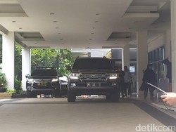 Mobil Dinas Mendagri Tito Karnavian RI-21 Masuk ke RSUP Persahabatan