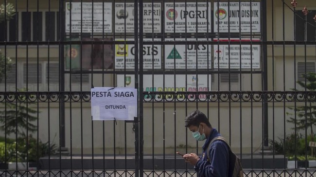 Fakultas Kedokteran UI memastikan pergerakan masyarakat di wilayah terdampak virus corona adalah hal penting dalam menekan mata rantai Covid-19.