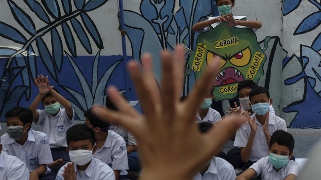 Siswa sekolah inklusi Lazuardi Kamila GIS Solo mempraktikan cara mencuci tangan yang benar saat aksi peduli hidup bersih di halaman sekolah setempat, Solo, Jawa Tengah, Selasa (3/3/2020). Aksi tersebut diisi dengan sosialisasi tentang virus corona dan ajakan hidup sehat dengan mencuci tangan. ANTARA FOTO/Maulana Surya/wsj.